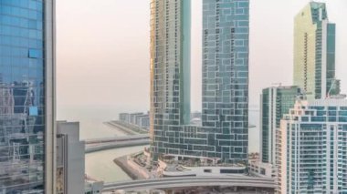 Gezinti güvertesi ve Dubai şehir manzarası Dubai marinasından görüldü. JBR bölgesi ve Bluewater Adası 'nın arkasındaki hava görüntüsü