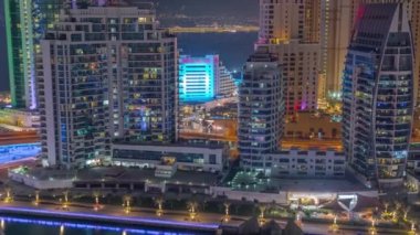 Dubai Marina gökdelenleri ve lüks binaları ve dinlenme yerleri olan JBR bölgesi.