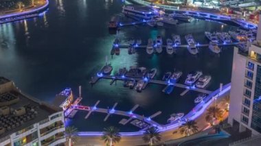 Birçok yat ve tekne Dubai Marina 'da gece limanında park halindedir.