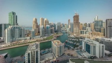 Dubai Marina 'da limana park etmiş çok sayıda tekne ve yat ve kanalın etrafında gökdelenler var..