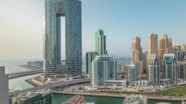 Dubai Marina gökdelenleri ve JBR semti lüks binalar ve tatil beldeleri ile