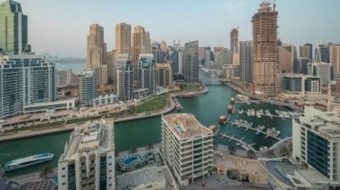 Panorama, Dubai Marina 'yı birkaç tekne ve yatla birlikte limanda ve kanalın etrafında gökdelenlerle gösteriyor..