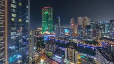 Dubai Marina gökdelenleri ve lüks binaları ve dinlenme yerleri olan JBR bölgesi panoraması