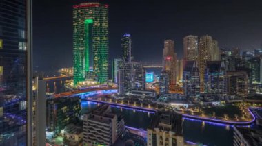 Panorama, Dubai Marina gökdelenlerini ve JBR bölgesini lüks binalar ve dinlenme yerleri ile gösteriyor.