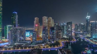 Dubai Marina 'da limana park etmiş bir sürü tekne ve yat ve kanalın etrafında gökdelenler var..