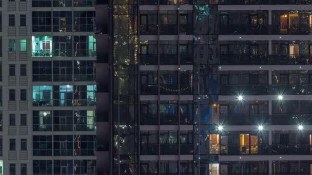 Yönäkymä ulkoa huoneisto värikäs rakennus timelapse ikkunoilla — kuvapankkivideo