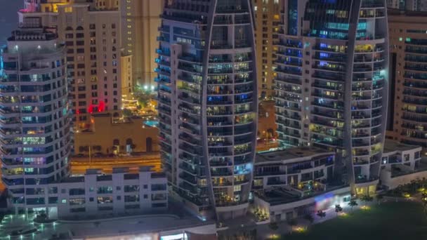 Dubai Marina felhőkarcolók és JBR kerület luxus épületek és üdülőhelyek légi éjszakai időtöltés — Stock videók
