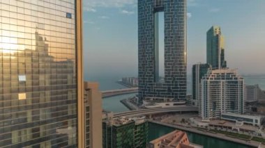 Dubai Marina gökdelenleri ve JBR semti lüks binalar ve tatil beldeleri ile