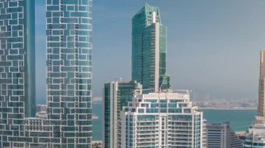 Dubai marinasından gezinti güvertesi ve kanal görüldü. JBR bölgesi ve Bluewater Adası 'nın arkasındaki hava görüntüsü