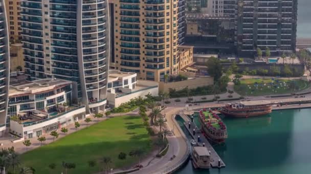 Dubai Marina rascacielos y JBR distrito con edificios de lujo y resorts timelapse aéreo — Vídeos de Stock