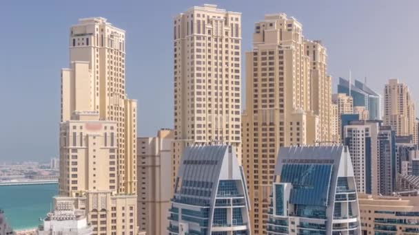 Сучасні хмарочоси в Дубаї Марина, що зблизька дивляться на багато вікон з повітряним темпером.. — стокове відео