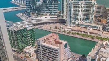 Dubai Marina gökdelenleri ve JBR semti lüks binalar ve tatil beldeleri ile