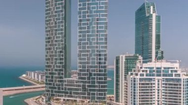 Dubai marinasından alınan liman ve Dubai şehir manzarası. JBR bölgesi ve Bluewater Adası 'nın arkasındaki hava görüntüsü
