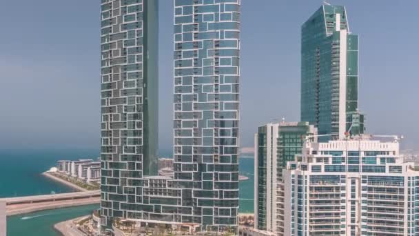 Waterfront e paisagem urbana de Dubai vista da marina do Dubai timelapse. Vista aérea para JBR distrito e Bluewaters Ilha atrás — Vídeo de Stock