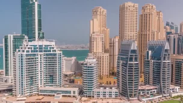 Dubai Marina arranha-céus e JBR distrito com edifícios de luxo e resorts aéreo timelapse — Vídeo de Stock