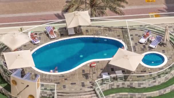 Çatıdaki yüzme havuzu yukarıdan izleniyor, Dubai marinasında havadan izleniyor.. — Stok video