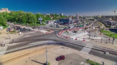 Yol inşaatı alanındaki kentsel çalışmalarla büyük bir şehir kavşağının hava görüntüsü zaman ayarlı.