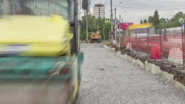 Yol yapımı ve onarımı timelapse bir taş yeşil titreşim silindir kompaktör rulo