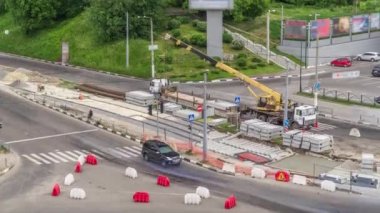 Bir yol inşaatı alanında bulunan beton plakaları yüklemek ve indirmek için vinç yükleme ve indirme işlemi