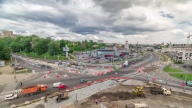 Yol inşaatı alanındaki kentsel çalışmalarla büyük bir şehir kavşağının hava görüntüsü zaman ayarlı.