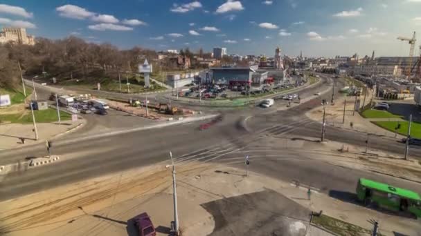 Движение по улицам пересечения городской воздушной арены в Харькове, Украина — стоковое видео