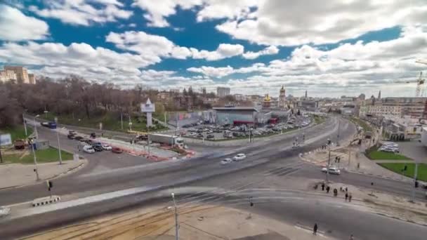 Trafik på gatorna korsningen av staden antenn timelapse i Charkov, Ukraina — Stockvideo