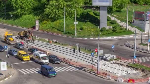 Reparatie werkzaamheden aan de straatantenne tijdspanne. Aanleg van nieuwe tramrails op een stadsstraat. — Stockvideo