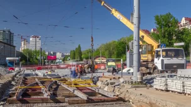 Bir yol inşaatı zaman ayarında beton plakaları yüklemek ve indirmek için vinç yükleyici — Stok video