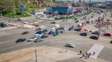 Sokağın havalanma saatinde tamirat yapılıyor. Şehir caddesinde yeni tramvay rayları döşemek.