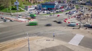 Yol inşaatı zamanındaki kavşağa vinçle beton plakalar yerleştiriliyor.