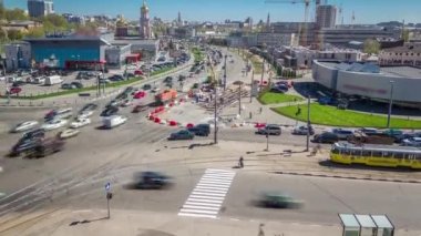 Yol inşaatı zamanındaki kavşağa vinçle beton plakalar yerleştiriliyor.