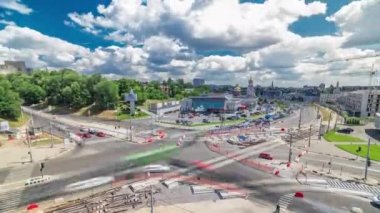 Yol inşaatı alanındaki kentsel çalışmalarla büyük bir şehir kavşağının hava görüntüsü zaman ayarlı.