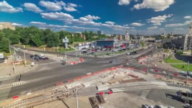 Yol inşaatı alanındaki kentsel çalışmalarla büyük bir şehir kavşağının hava görüntüsü zaman ayarlı.