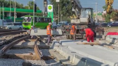 Bir yol inşaatının hava zaman tünelinde duran kamyondan yükleme ve boşaltma için vinç
