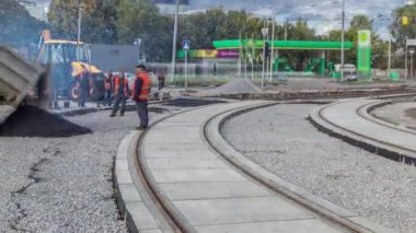 Asfalt Silindiri ve ekskavatör yolda site timelapse asfaltlama sırasında onarın. Yol yapımı için makineler.