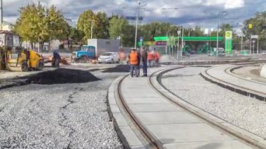 Asfalt Silindiri ve ekskavatör yolda site timelapse asfaltlama sırasında onarın. Yol yapımı için makineler.