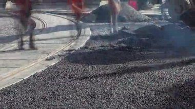 Asfalt Silindiri ve ekskavatör yolda site timelapse asfaltlama sırasında onarın. Yol yapımı için makineler.