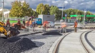 Asfalt Silindiri ve ekskavatör yolda site timelapse asfaltlama sırasında onarın. Yol yapımı için makineler.