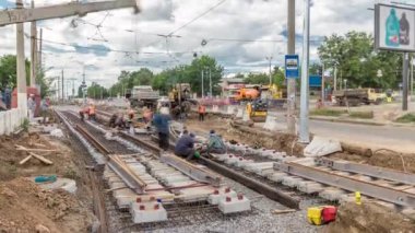 Onarım street timelapse üzerinde çalışır. Yeni tramvay raylar üzerinde bir şehir sokak düzenleme.