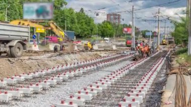 Onarım street timelapse üzerinde çalışır. Yeni tramvay raylar üzerinde bir şehir sokak düzenleme.