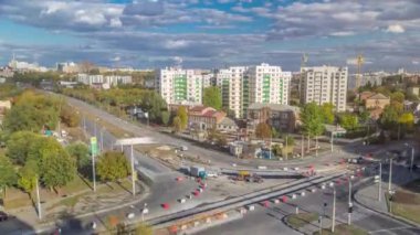 Yol inşaatı alanındaki kentsel çalışmalarla büyük bir şehir kavşağının hava görüntüsü zaman ayarlı.