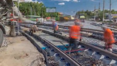 Beton Mikser timelapse tarafından yol yapmak için çelik takviye koyduktan sonra hazır beton dökme.