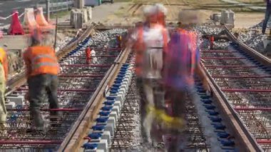 Onarım street timelapse üzerinde çalışır. Yeni tramvay raylar üzerinde bir şehir sokak düzenleme.