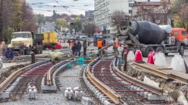 Beton Mikser timelapse tarafından yol yapmak için çelik takviye koyduktan sonra hazır beton dökme.