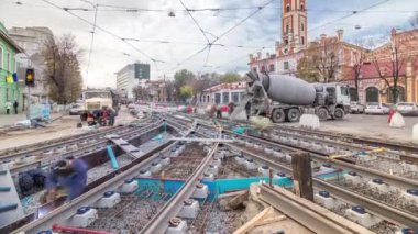 Beton Mikser timelapse tarafından yol yapmak için çelik takviye koyduktan sonra hazır beton dökme.