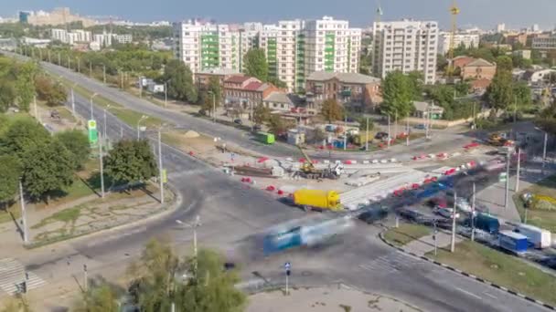 Grue chargeuse pour le chargement et le déchargement des rails de tramway sur un chantier de construction routière timelapse aérienne — Video