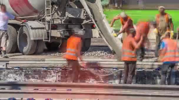 Verter el hormigón premezclado después de colocar el refuerzo de acero para hacer la carretera por el timelapse mezclador de concreto . — Vídeos de Stock