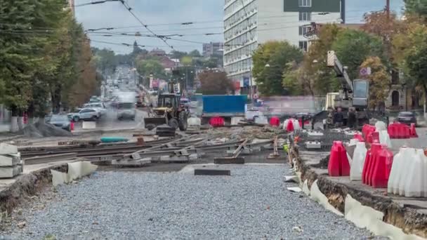 Reparaturarbeiten an der Straße dauern an. Verlegung neuer Straßenbahnschienen auf einer Stadtstraße. — Stockvideo