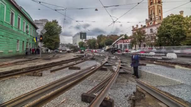 Travaux de réparation sur la rue timelapse. Mise en place de nouveaux tramways sur une rue de la ville . — Video