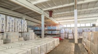 Forklift yükleyicisi ve kargo kutuları depolanan depo zaman aralığı hipersürat